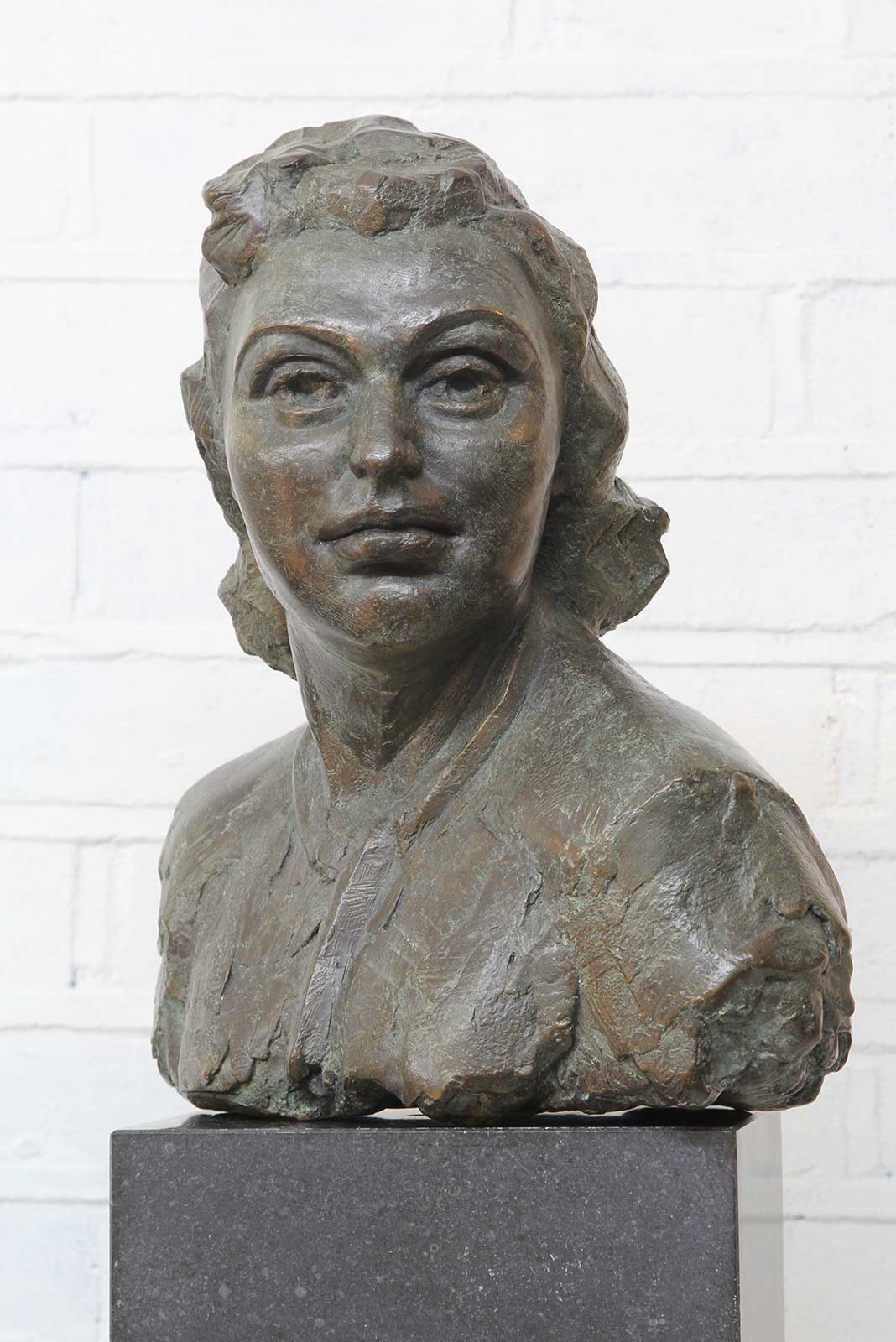 Sculpture of Nancy Wake by Karen Newman