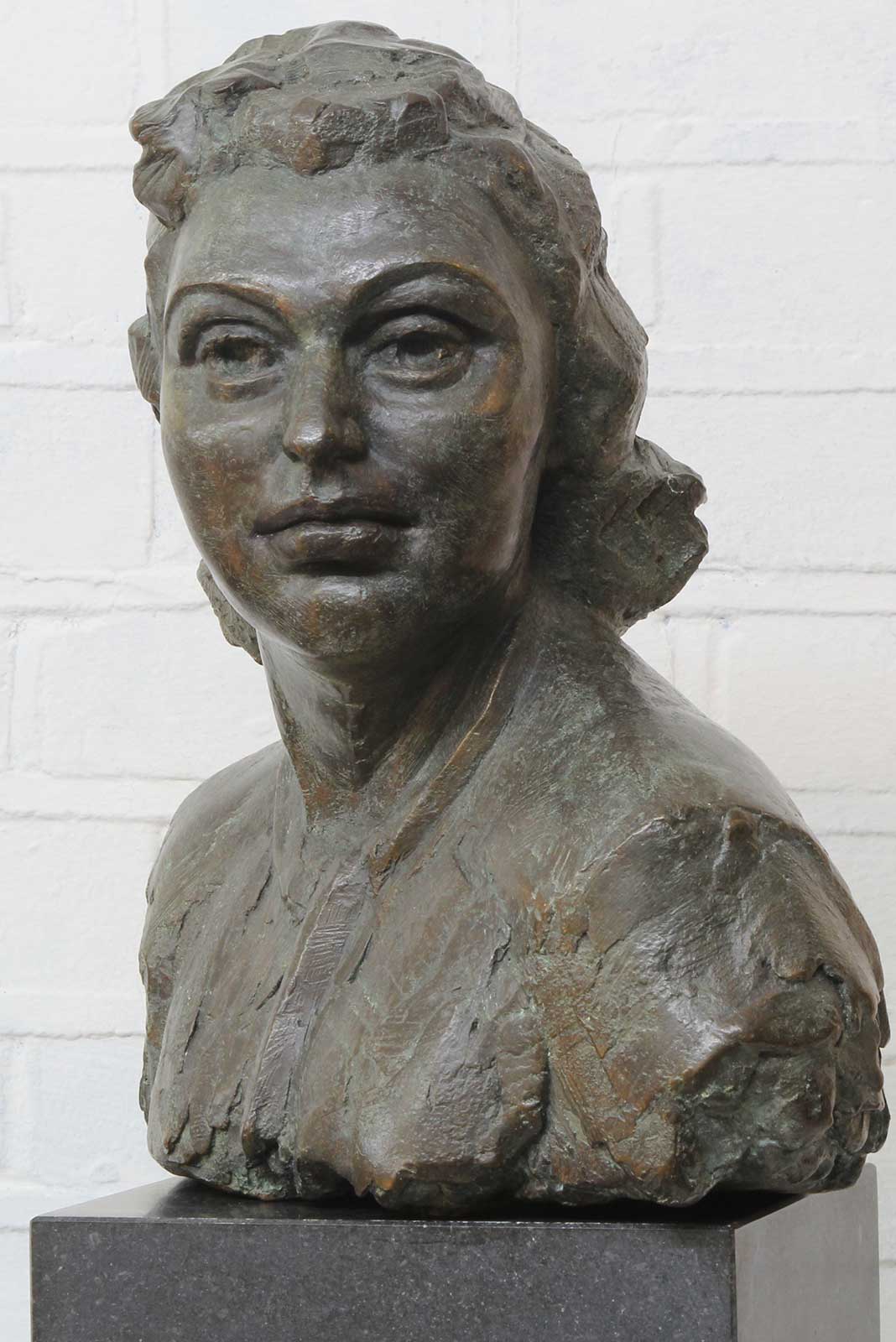 Sculpture of Nancy Wake by Karen Newman