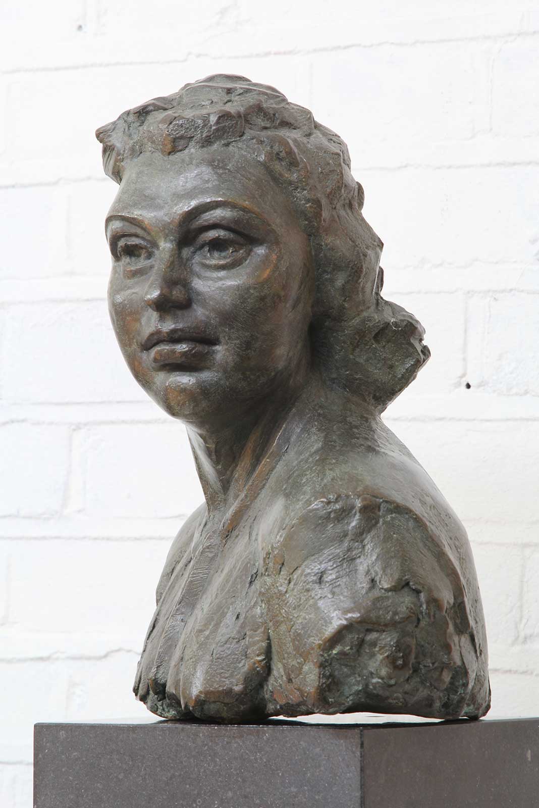 Sculpture of Nancy Wake by Karen Newman