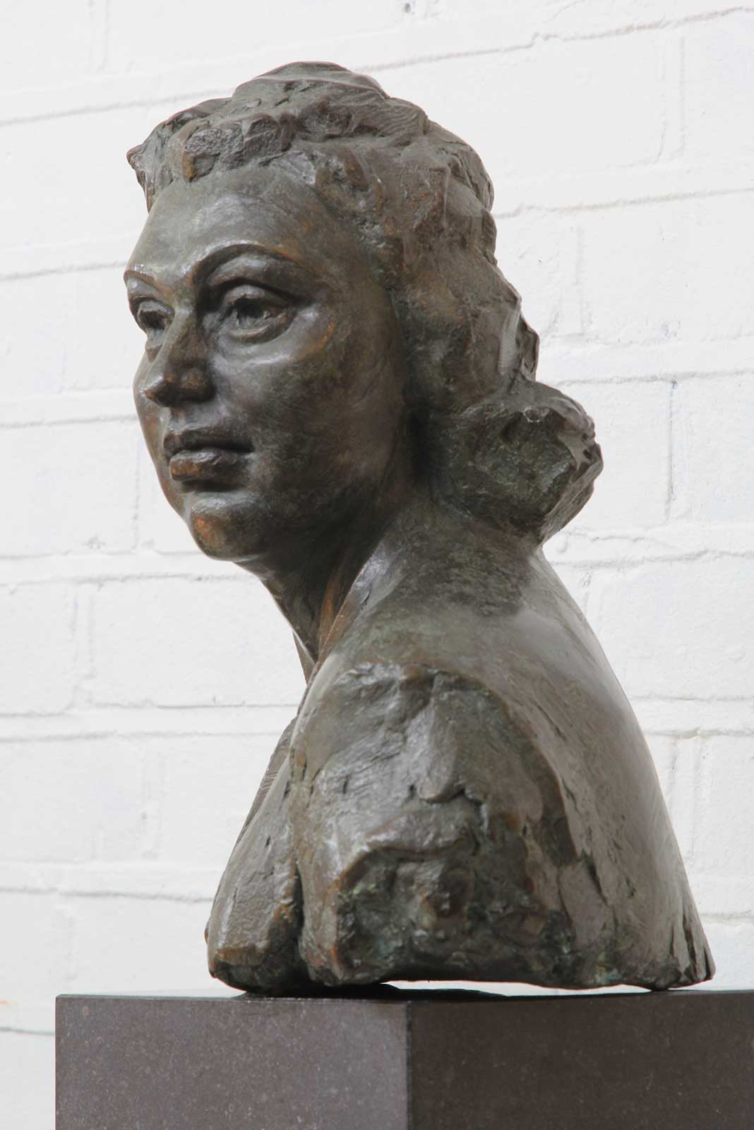 Sculpture of Nancy Wake by Karen Newman