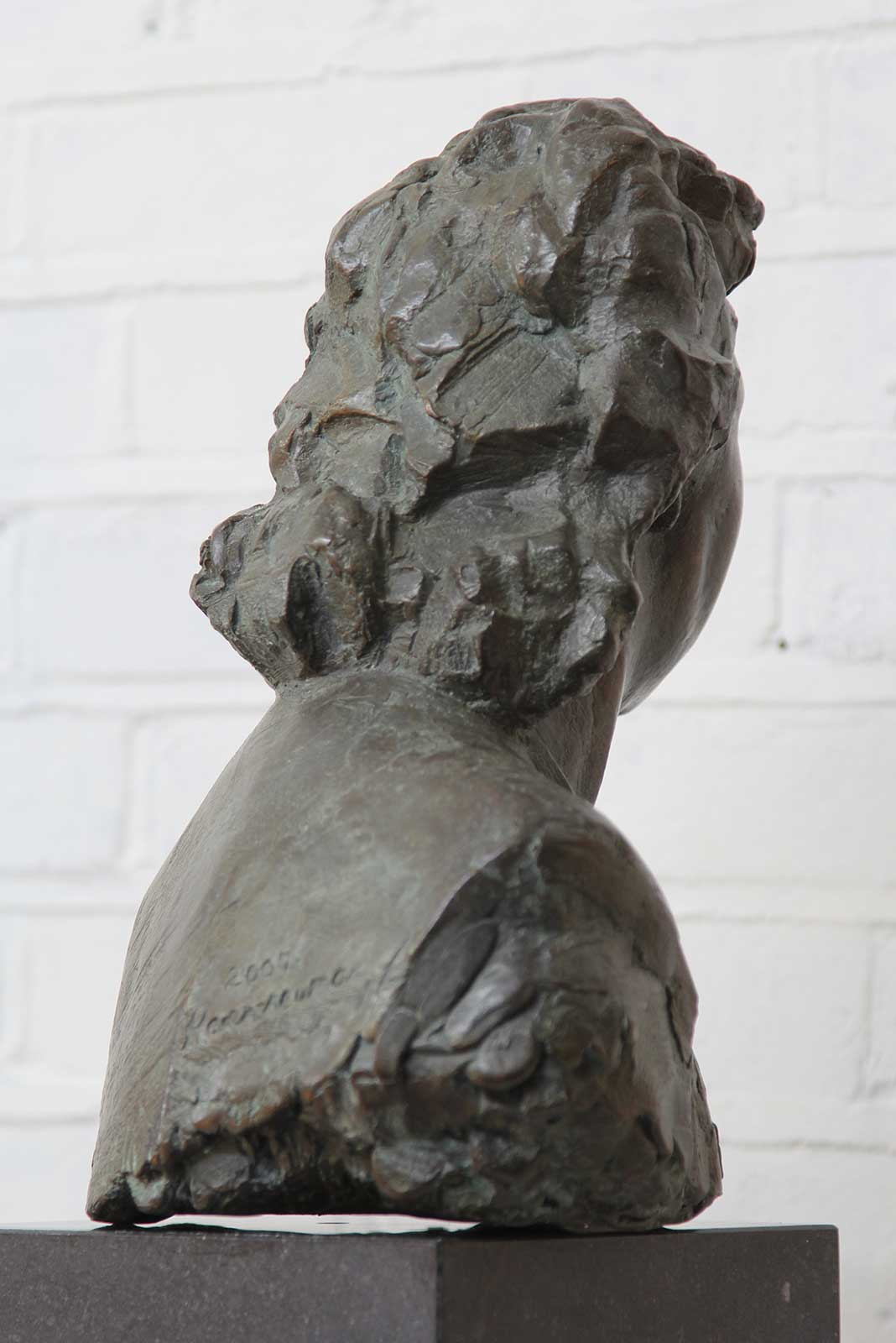 Sculpture of Nancy Wake by Karen Newman