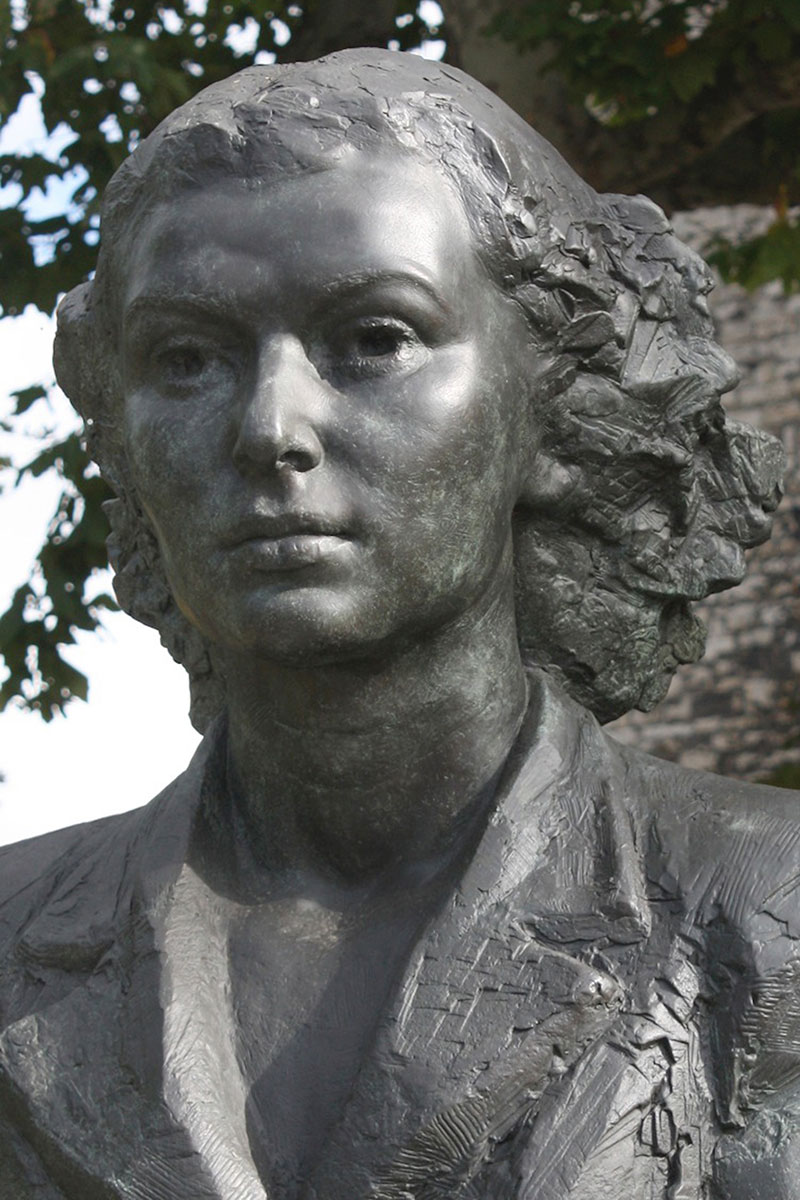 Sculpture of Violette Szabo George Cross by Karen Newman